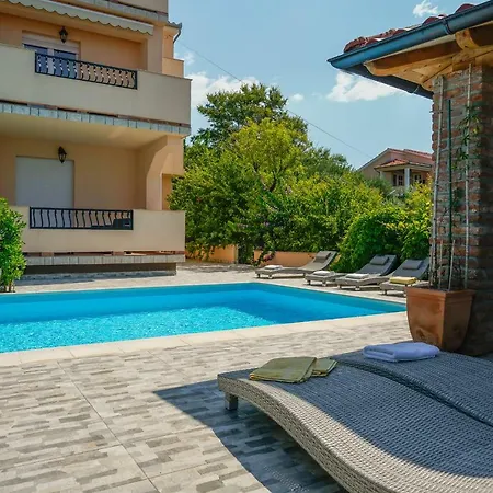 Juric アパート ラブ